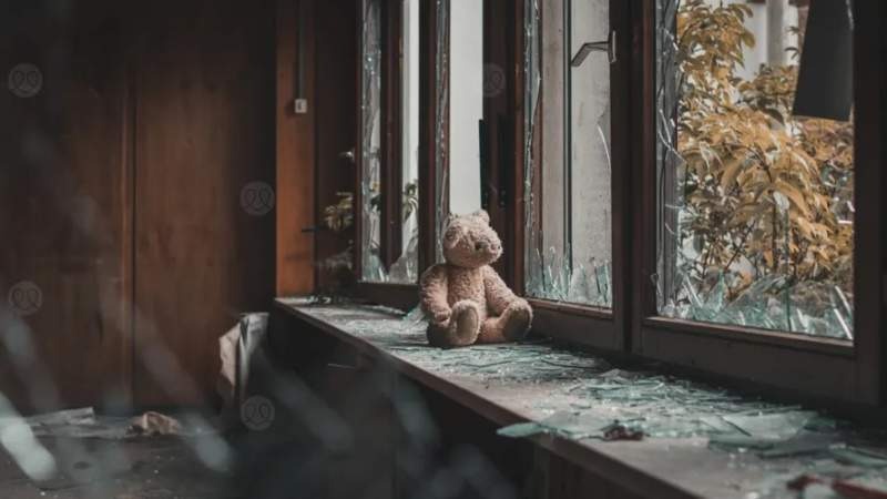 أطفال الحرب.. كيف أتعامل مع طفلي بعد خسارتنا للبيت؟